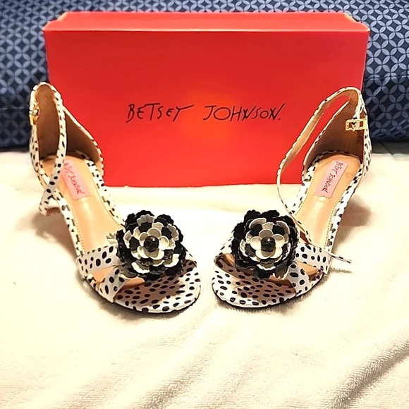 Women's Betsey Johnson - Picture 1 of 6